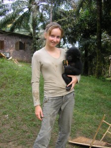 Alix et Yannick - Jeune bonobo dans les bras